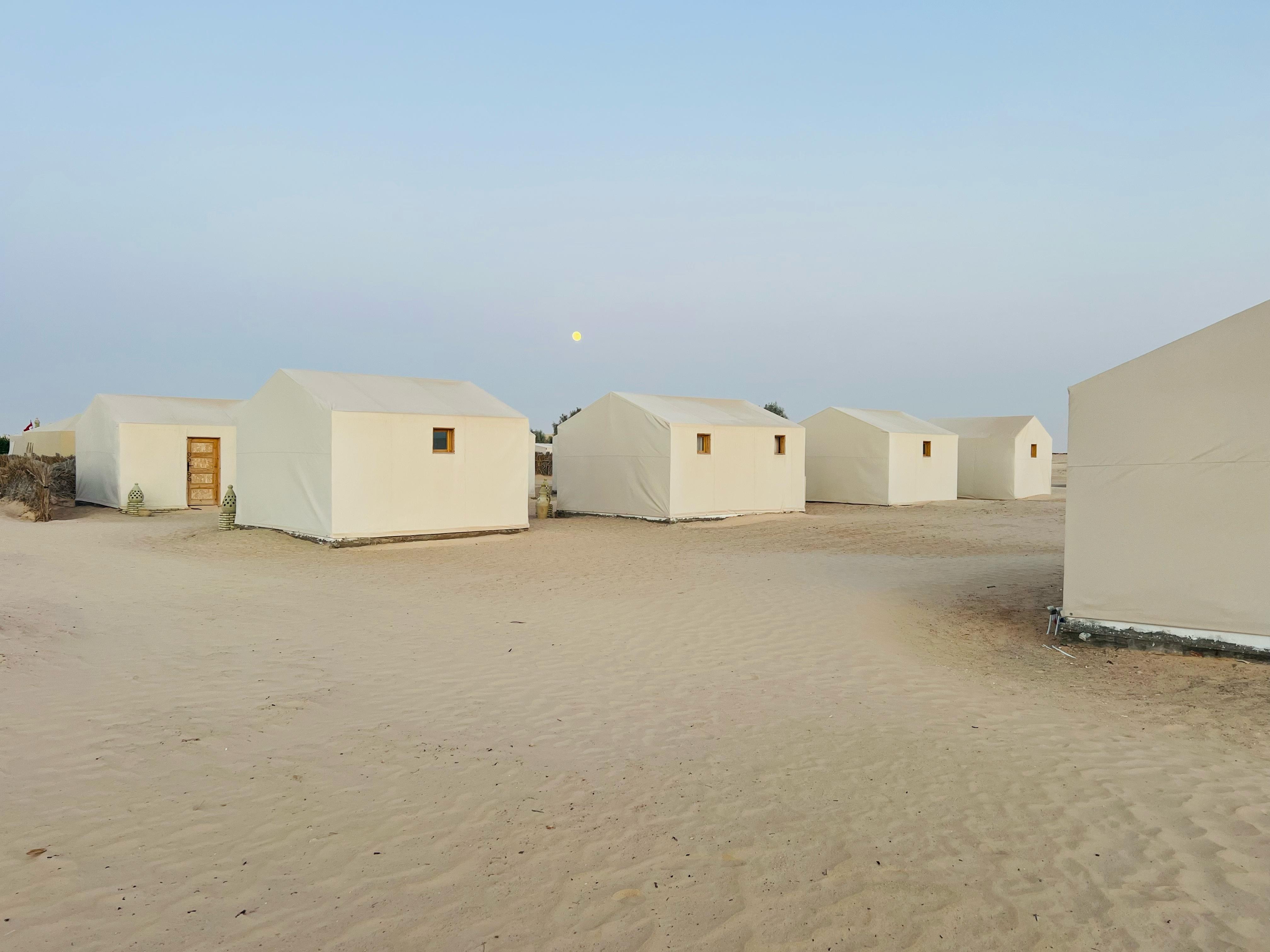 Nuit paisible sous une tente berbère avec vue sur les dunes